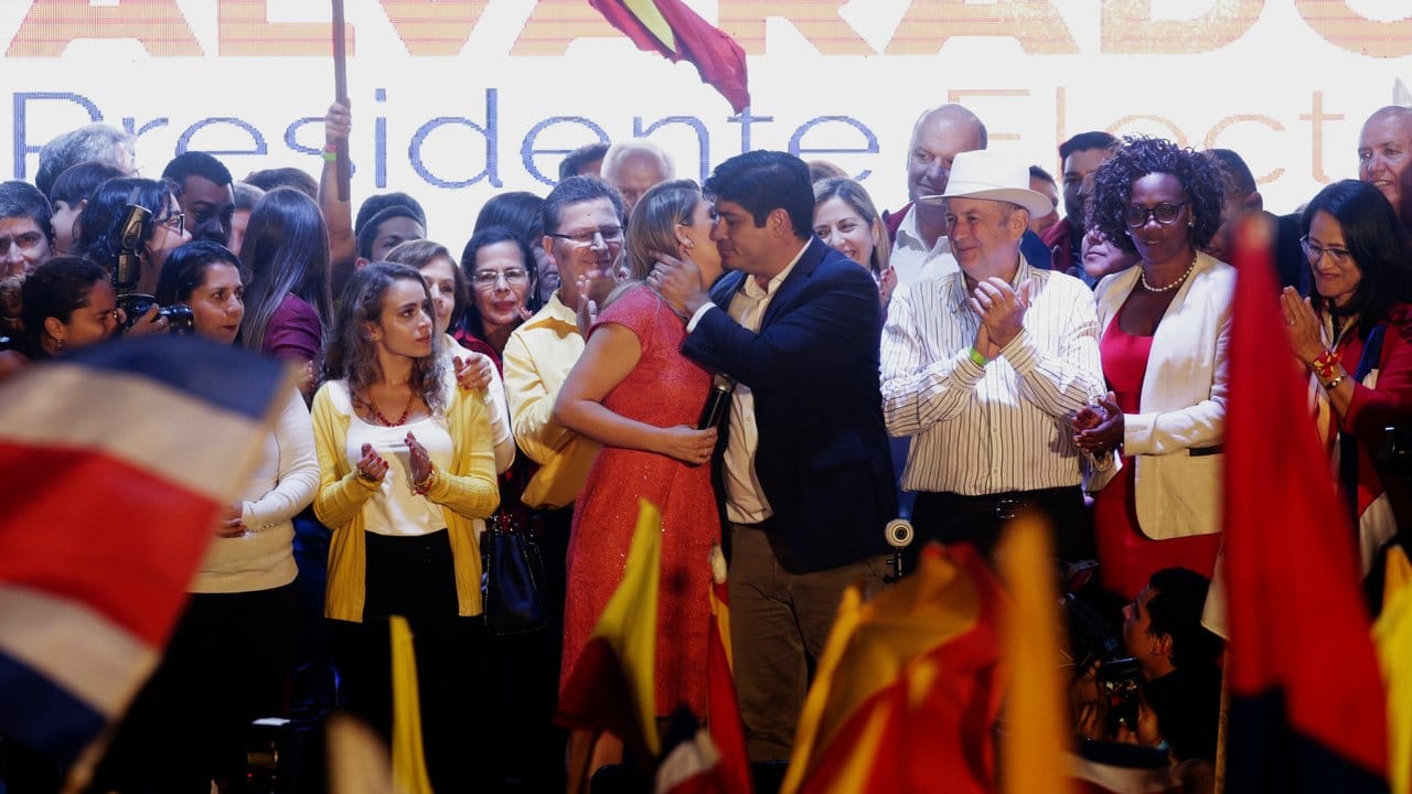 Carlos Alvarado küsst nach der Wahl zum Präsidenten seine Frau.