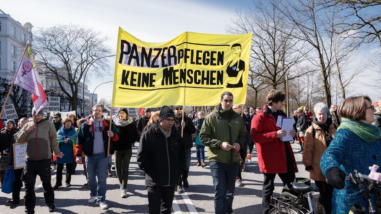 "Panzer pflegen keine Menschen": Ostermarsch in Hamburg.