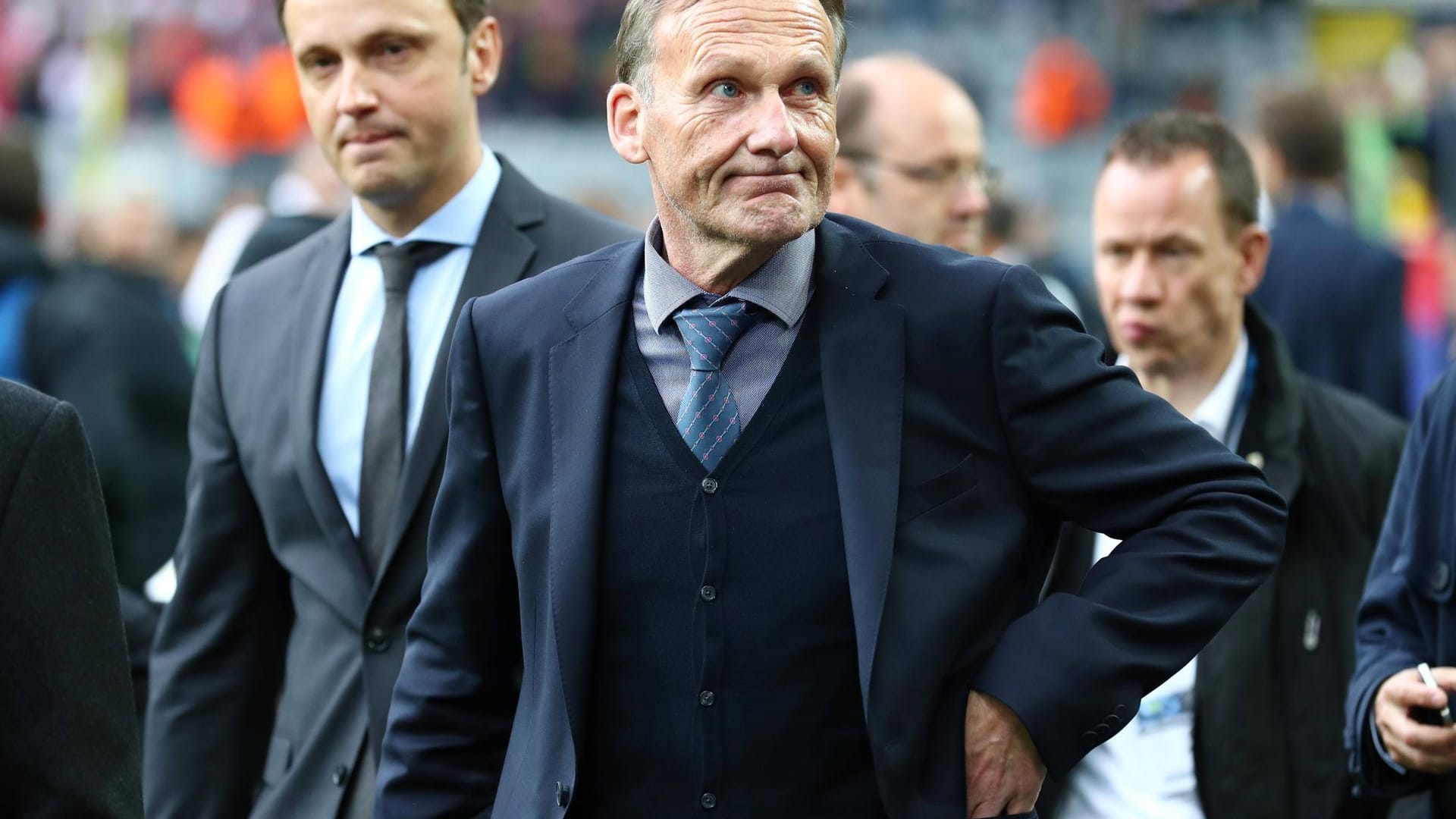 "Das ist eine sehr gravierende Geschichte. Das ist eine neue Dimension, was da heute passiert ist", sagte BVB-Boss Hans-Joachim Watzke der "Bild"-Zeitung nach dem Anschlag.