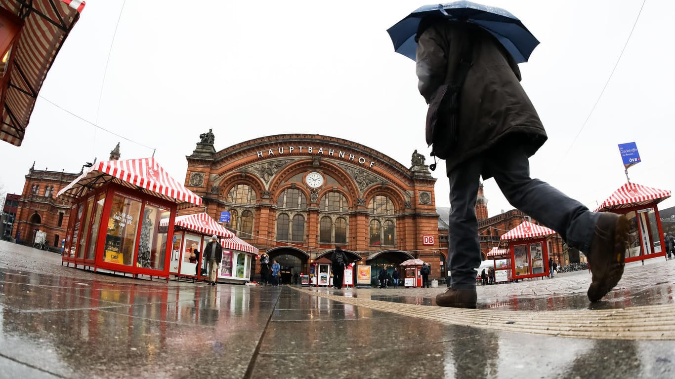 Der Bremer Hauptbahnhof im Regen: Erst am kommenden Wochenende soll wieder länger die Sonne scheinen.