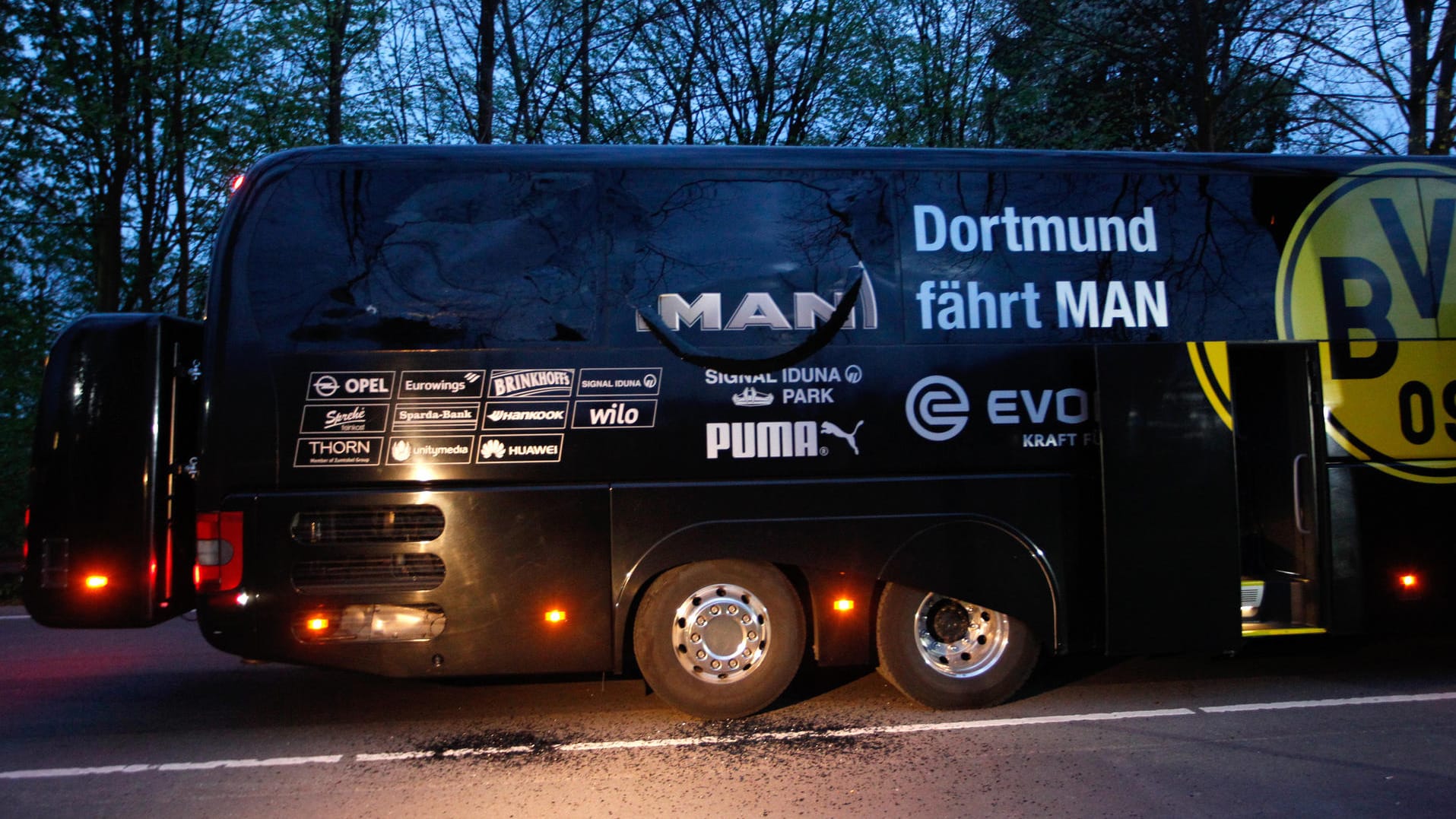 Der beschädigte BVB-Mannschaftsbus: Der Bus ist mit Panzerglas ausgestattet, das verhinderte offenbar Schlimmeres.