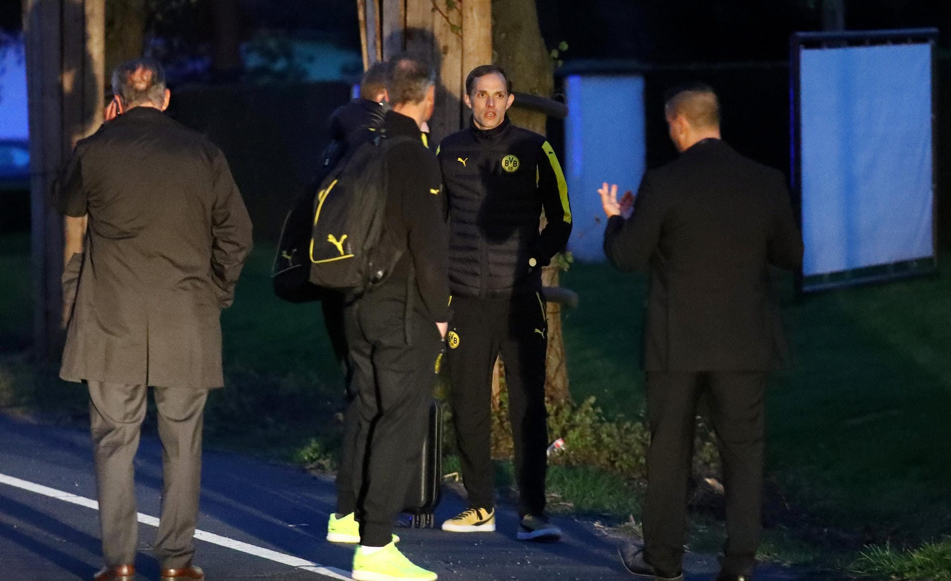 Bange Minuten nach dem Attentat: BVB-Trainer Thomas Tuchel ist der Schock deutlich anzusehen.