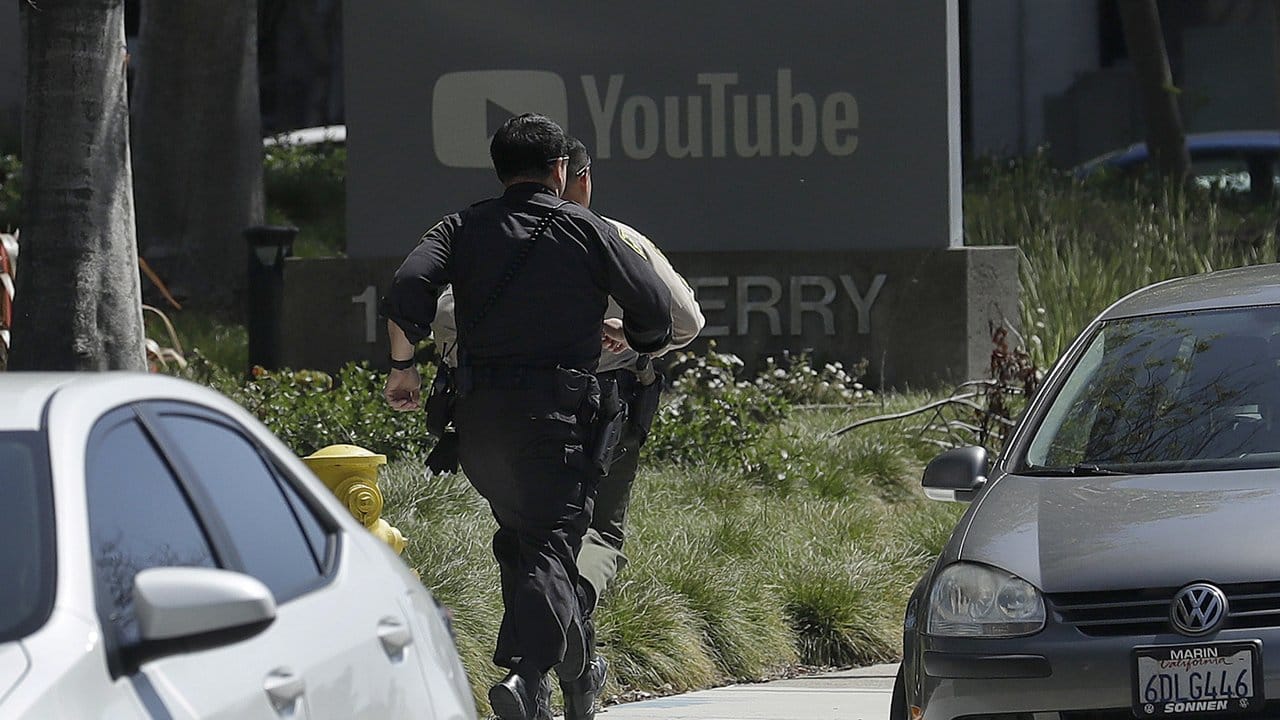 Polizisten vor der Zentrale des Internet-Unternehmens Youtube im amerikanischen San Bruno. Polizisten vor der Zentrale des Internet-Unternehmens Youtube im amerikanischen San Bruno.