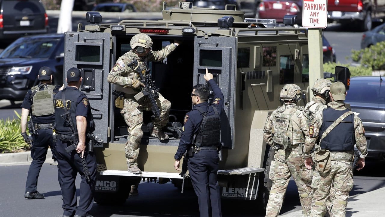 Sicherheitskräfte steigen aus einem gepanzerten Transporter. Sicherheitskräfte steigen aus einem gepanzerten Transporter.