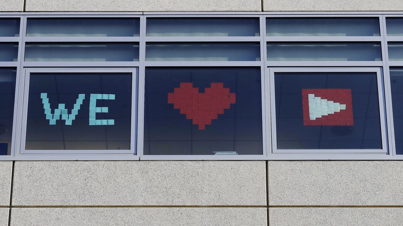 "We love Youtube" - "Wir lieben Youtube" - ist hinter dem Fenster eines Walmarts zu sehen. "We love Youtube" - "Wir lieben Youtube" - ist hinter dem Fenster eines Walmarts zu sehen.