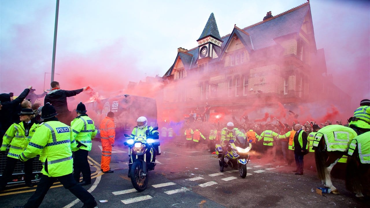 Die Mannschaftsbusse der beiden Teams mussten in Liverpool durch eine Gasse von bengalische Feuer abbrennende Fans von der Polizei zum Stadion geleitet werden.