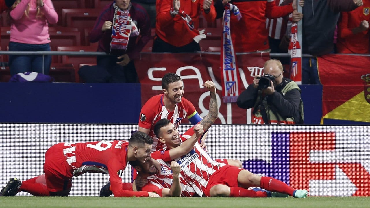 Atleticos Spieler, mit dem Torschützen Koke in der Mitte, feiern das erste Tor für ihr Team. Atleticos Spieler, mit dem Torschützen Koke in der Mitte, feiern das erste Tor für ihr Team.