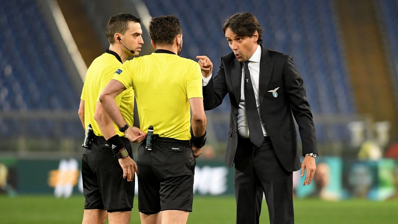 Lazio Roms Trainer Simone Inzaghi (r) legt sich mit zwei Schiedsrichtern an. Lazio Roms Trainer Simone Inzaghi (r) legt sich mit zwei Schiedsrichtern an.
