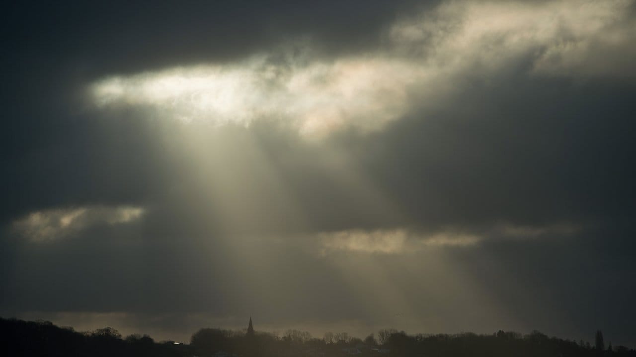 Wolken ziehen im Licht der tief stehenden Morgensonne über die Insel Rügen. Wolken ziehen im Licht der tief stehenden Morgensonne über die Insel Rügen.