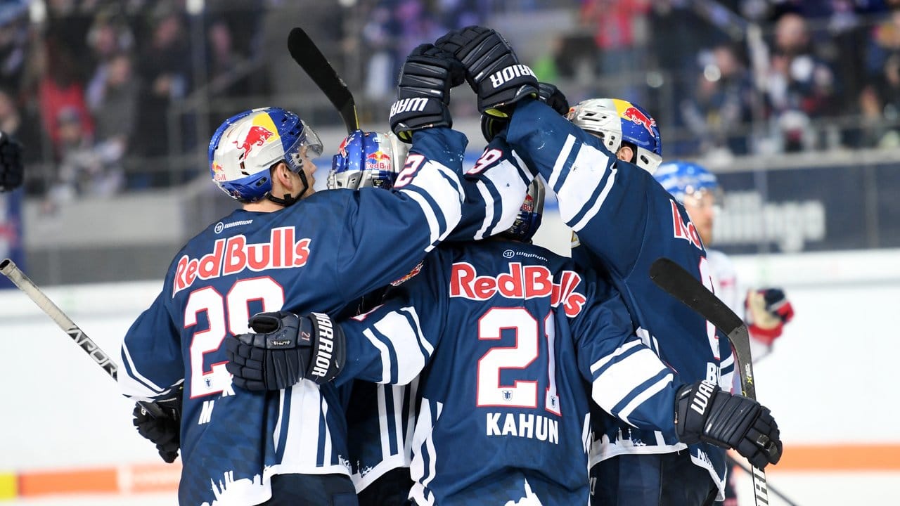 Die Spieler von EHC Red Bull München feiern ihren klaren Sieg über Adler Mannheim.