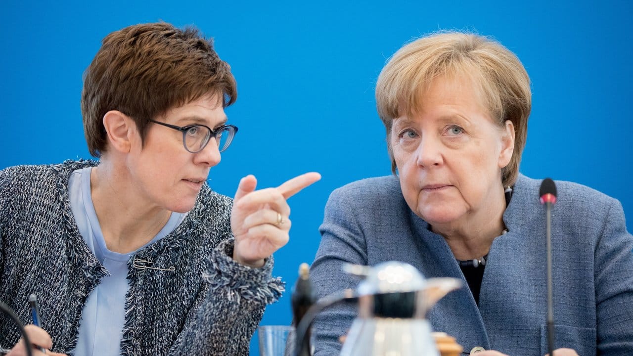 CDU-Generalsekretärin Annegret Kramp-Karrenbauer und Bundeskanzlerin Angela Merkel im Konrad-Adenauer-Haus in Berlin. CDU-Generalsekretärin Annegret Kramp-Karrenbauer und Bundeskanzlerin Angela Merkel im Konrad-Adenauer-Haus in Berlin.