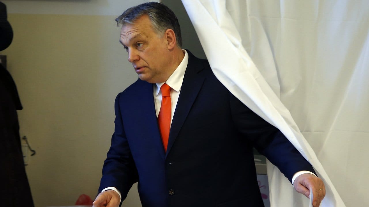 Viktor Orban, Ministerpräsident von Ungarn, verlässt seine Wahlkabine.