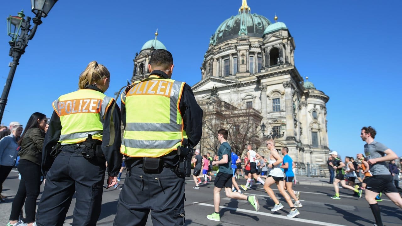 Polizisten an der Halbmarathonstrecke vor dem Berliner Dom. Polizisten an der Halbmarathonstrecke vor dem Berliner Dom.