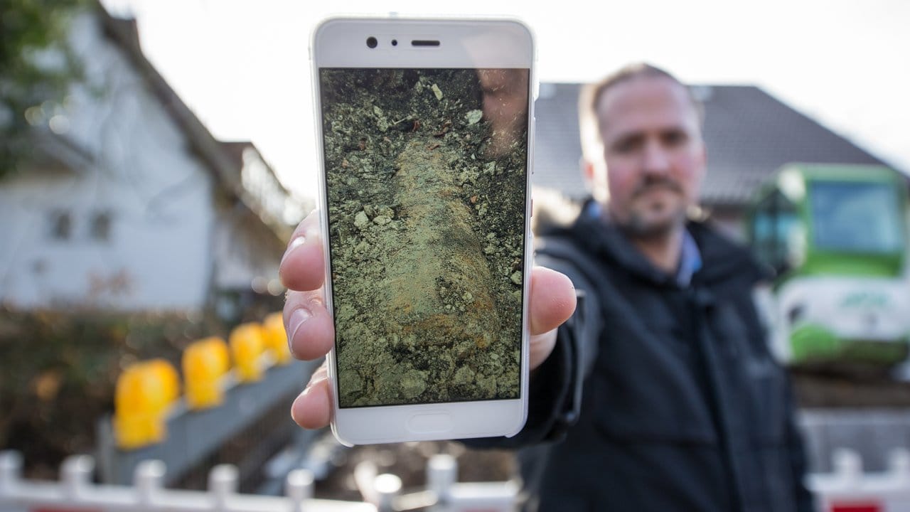 Stefan Werth zeigt ein Smartphone-Foto der Bombe auf seinem Grundstück.