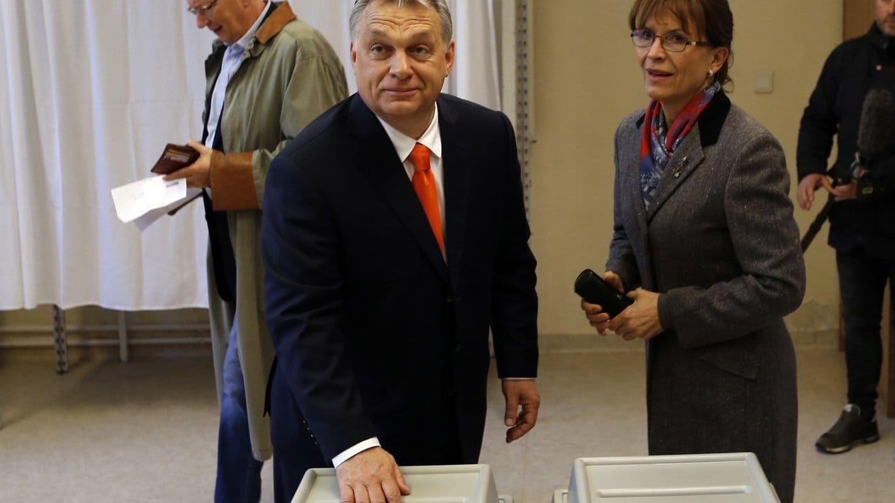 Ungarns amtierender Ministerpräsident Viktor Orban mit seiner Frau Aniko Levai bei der Stimmabgabe in Budapest.
