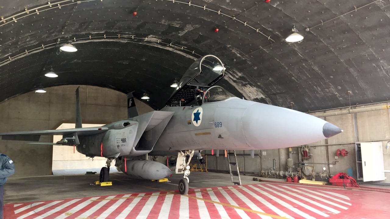 Eine israelische F-15 im Hangar: Mit Kampfjets dieses Typs soll Israel laut russischen Vorwürfen eine syrische Militärbasis in Homs attackiert haben. Eine israelische F-15 im Hangar: Mit Kampfjets dieses Typs soll Israel laut russischen Vorwürfen eine syrische Militärbasis in Homs attackiert haben.