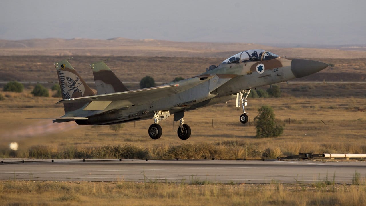 Russland und Syrien machten israelische F-15-Kampfflugzeuge für den Luftangriff auf die Militärbasis verantwortlich. Russland und Syrien machten israelische F-15-Kampfflugzeuge für den Luftangriff auf die Militärbasis verantwortlich.