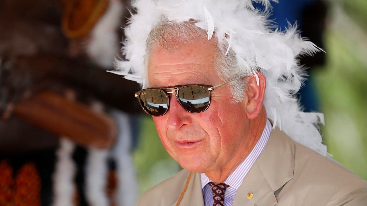 Der britische Thronfolger Prinz Charles mit traditionellen Federschmuck in Australien. Der britische Thronfolger Prinz Charles mit traditionellen Federschmuck in Australien.