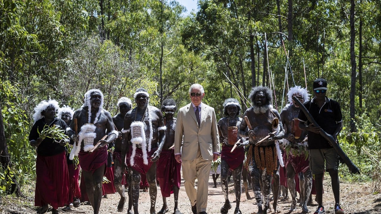 Prinz Charles auf dem Weg zu einer traditionellen Willkommenszeremonie. Prinz Charles auf dem Weg zu einer traditionellen Willkommenszeremonie.
