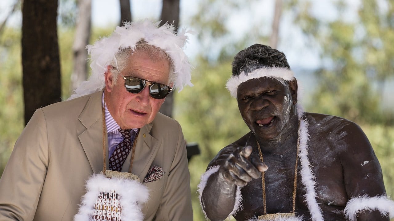 Prinz Charles spricht während einer traditionellen Willkommenszeremonie mit einem Ältesten der indigenen Bevölkerung. Prinz Charles spricht während einer traditionellen Willkommenszeremonie mit einem Ältesten der indigenen Bevölkerung.