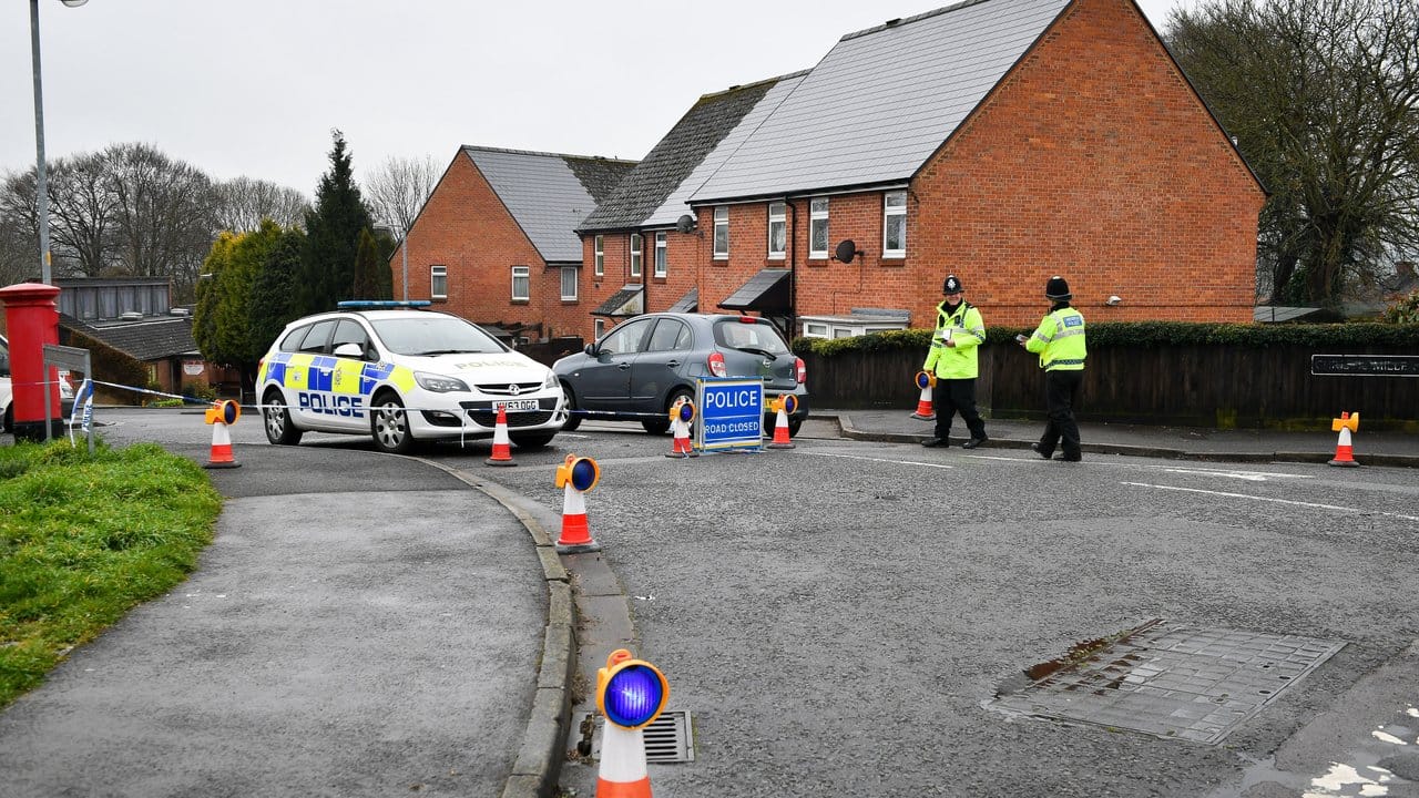 Polizisten kontrollieren eine Zufahrt nahe dem Haus des Doppelagenten Skripal, der mit seiner Tochter Opfer eines Nervengift-Angriffs wurde. Polizisten kontrollieren eine Zufahrt nahe dem Haus des Doppelagenten Skripal, der mit seiner Tochter Opfer eines Nervengift-Angriffs wurde.