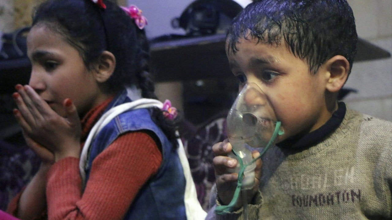 Dieses vom Syrischen Zivilschutz zur Verfügung gestellte Bild zeigt einen Jungen in Duma, der durch ein Beatmungsgerät Luft holt. Dieses vom Syrischen Zivilschutz zur Verfügung gestellte Bild zeigt einen Jungen in Duma, der durch ein Beatmungsgerät Luft holt.