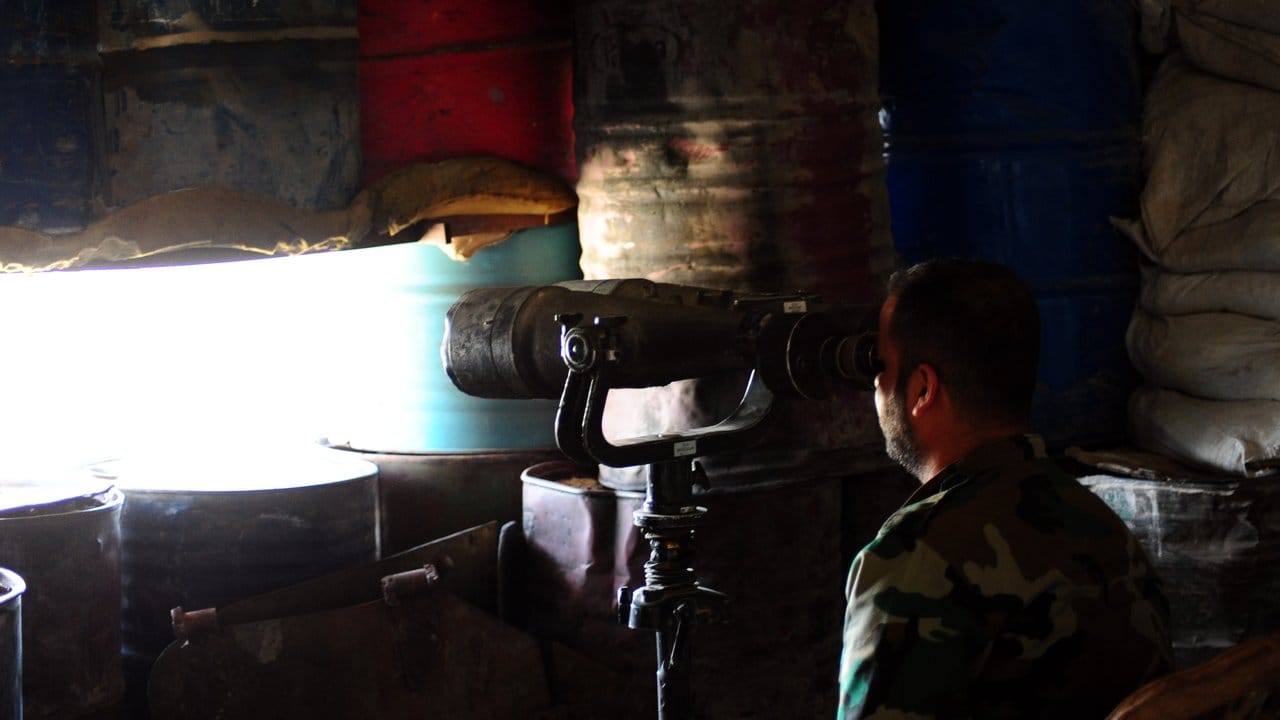 Ein Soldat der syrischen Armee beobachtet die Kampfhandlungen im Ost-Ghuta, vor den Toren von Damaskus. Ein Soldat der syrischen Armee beobachtet die Kampfhandlungen im Ost-Ghuta, vor den Toren von Damaskus.