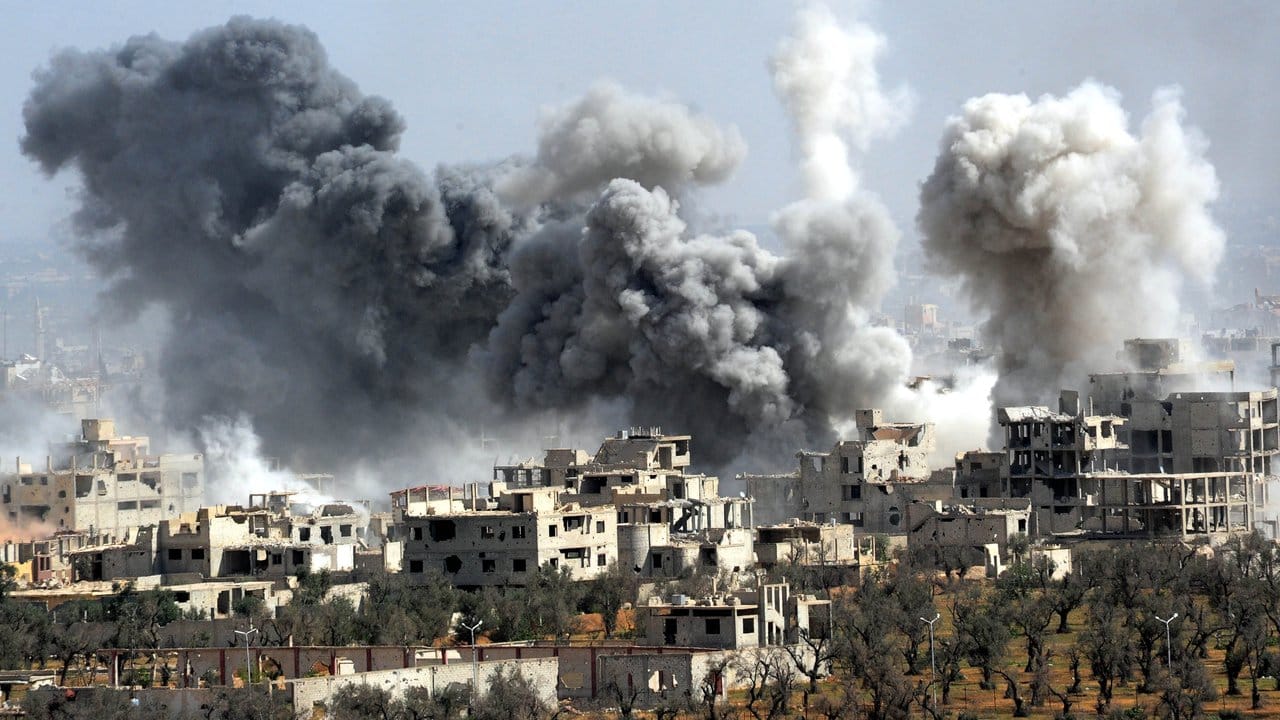 Rauch steigt nach dem Einschlag einer Rakete der syrischen Armee über Duma auf. Rauch steigt nach dem Einschlag einer Rakete der syrischen Armee über Duma auf.