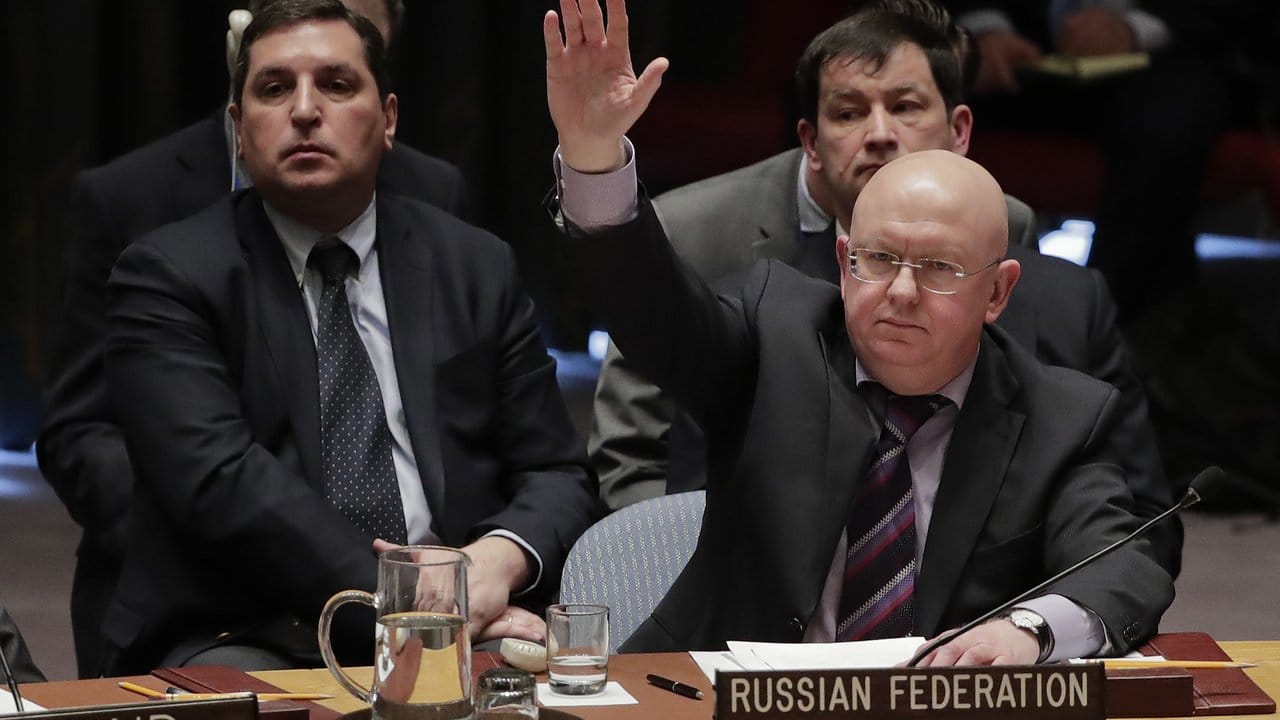Wassili Nebensja, UN-Botschafter von Russland, bei der Abstimmung im UN-Sicherheitsrat. Wassili Nebensja, UN-Botschafter von Russland, bei der Abstimmung im UN-Sicherheitsrat.