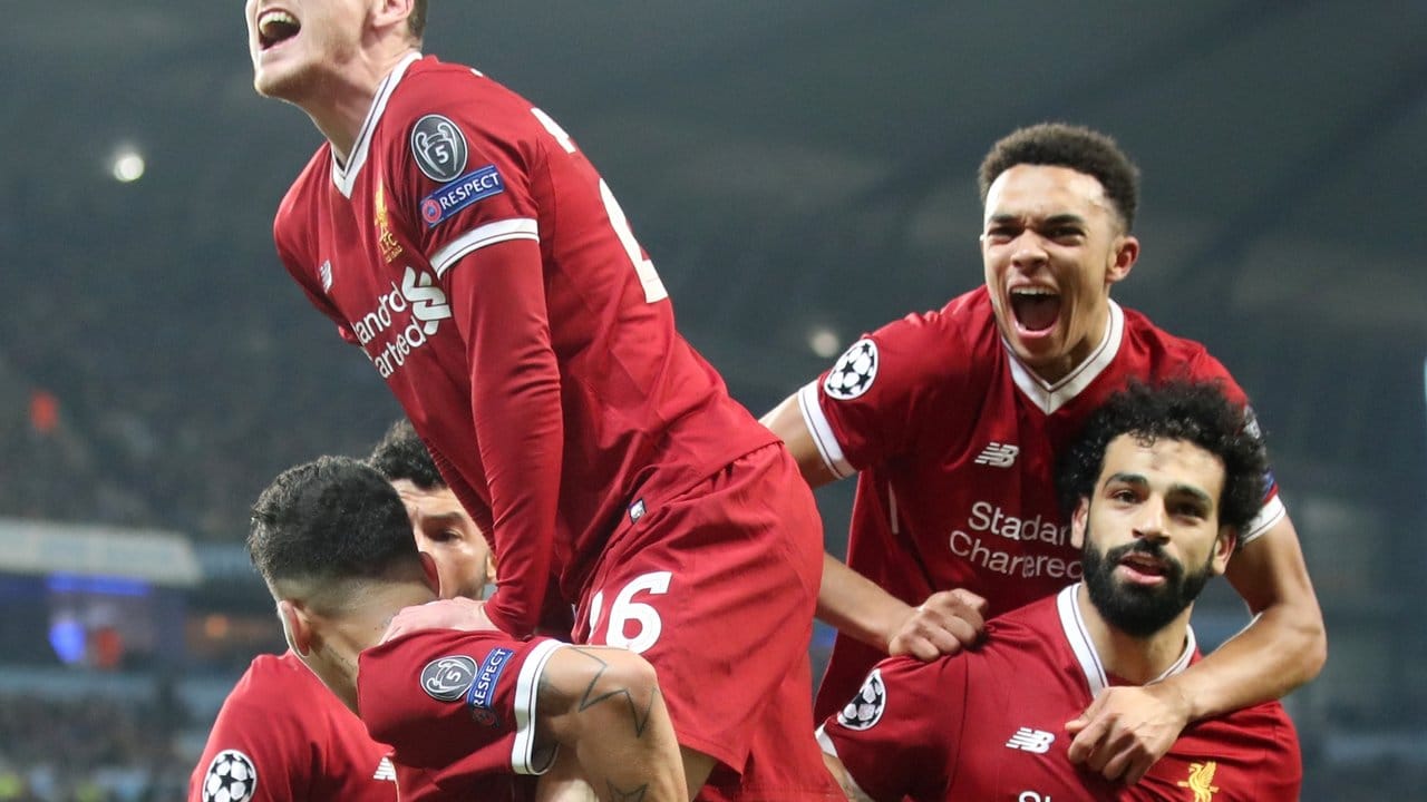 Liverpools Mannschaft feiert den Treffer von Mohamed Salah (r) gegen Manchester City.