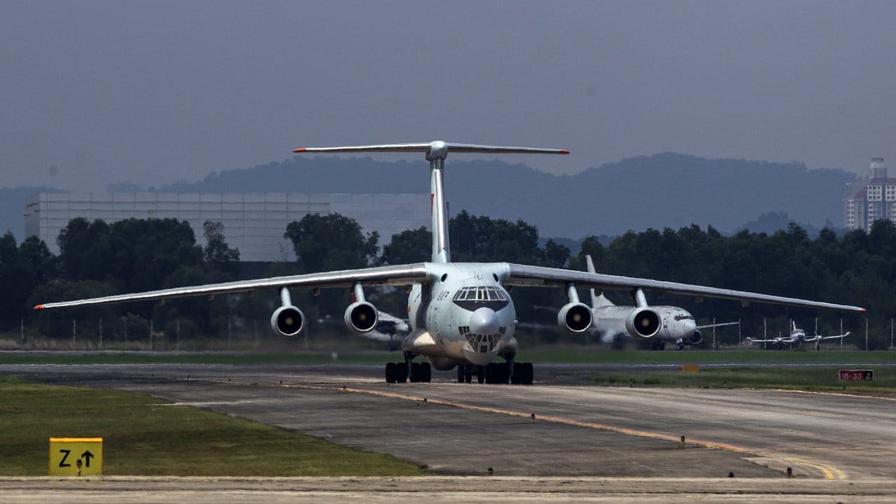Eine Transportmaschine Iljuschin IL-76. Eine Transportmaschine Iljuschin IL-76.