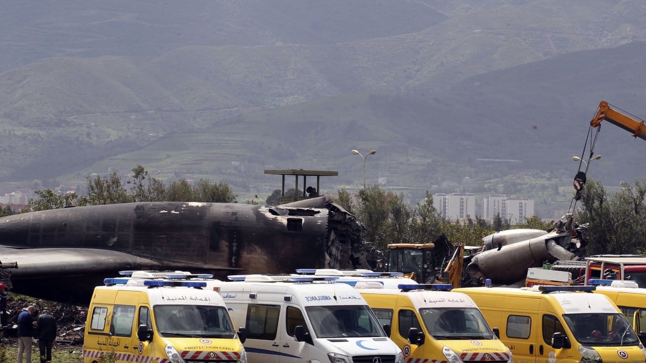 Krankenwagen an der Absturzstelle eines Militärflugzeugs im algerischen Boufarik. Krankenwagen an der Absturzstelle eines Militärflugzeugs im algerischen Boufarik.