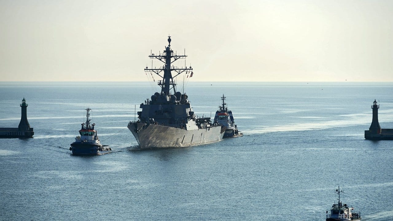 Der US-Zerstörer "USS Donald Cook", hier beim Einlaufen in den Hafen von Gdynia (Polen), ist auf dem Weg ins östliche Mittelmeer. Der US-Zerstörer "USS Donald Cook", hier beim Einlaufen in den Hafen von Gdynia (Polen), ist auf dem Weg ins östliche Mittelmeer.