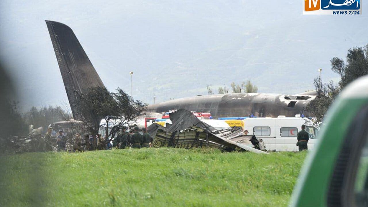 Unter den Opfern waren Armeeangehörige und deren Familien sowie die zehnköpfige Crew der Maschine. Unter den Opfern waren Armeeangehörige und deren Familien sowie die zehnköpfige Crew der Maschine.
