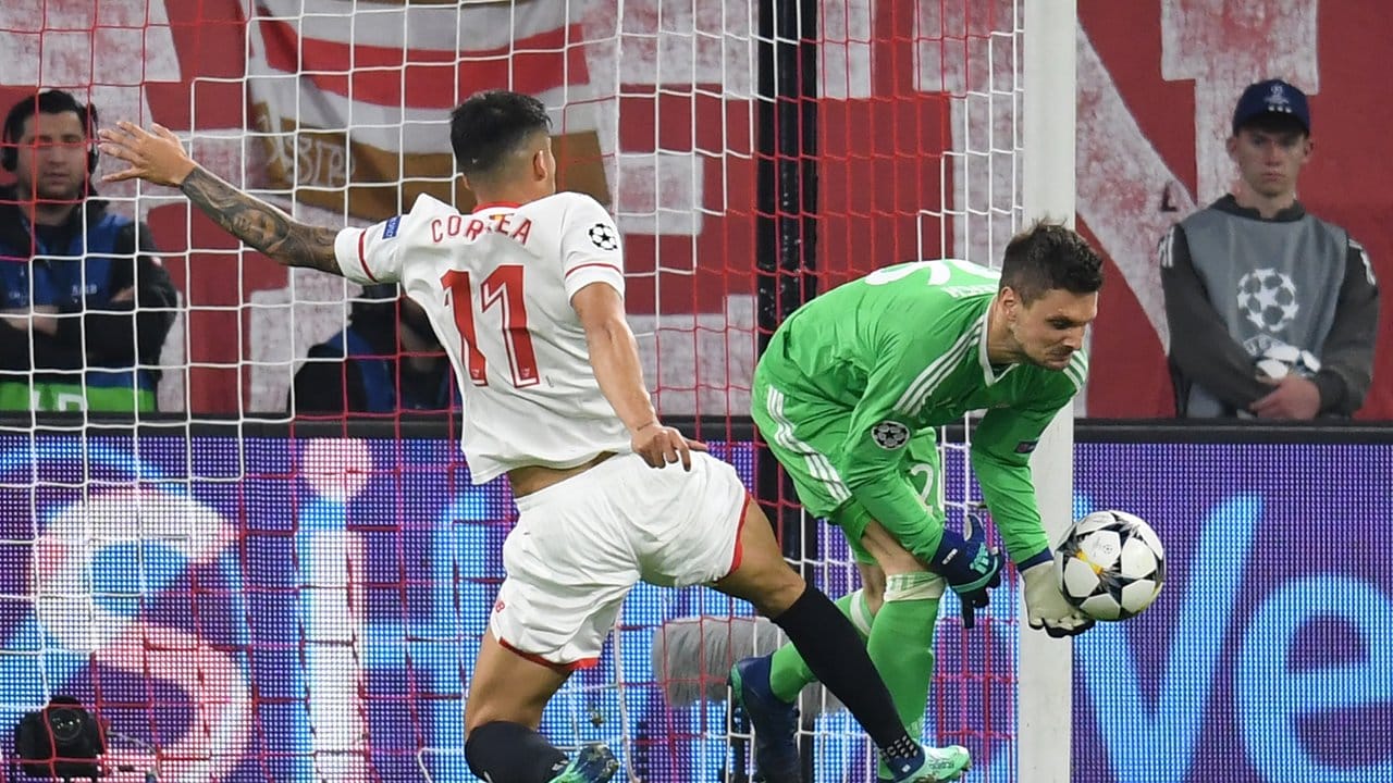 Sicherer Rückhalt: Bayern-Keeper Sven Ulreich ist vor Carlos Joaquin Correa am Ball.