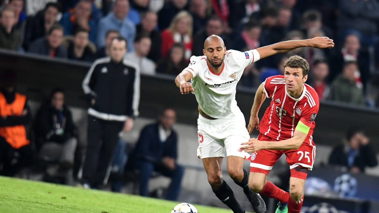 Sevillas Steven N'Zonzi versucht Bayern-Kapitän Thomas Müller abzuhängen.