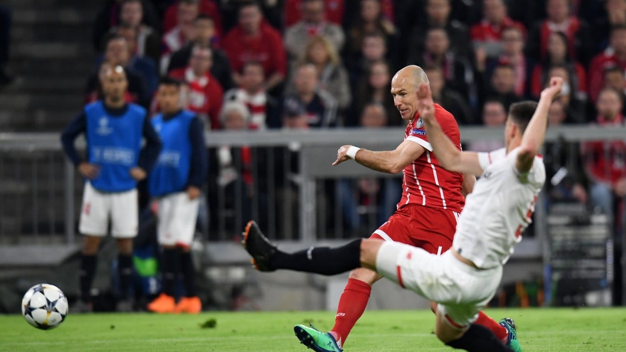 Kraftvoll: Bayern-Flügelflitzer Arjen Robben (l) zieht ab, Sevillas Clement Lenglet kommt zu spät.
