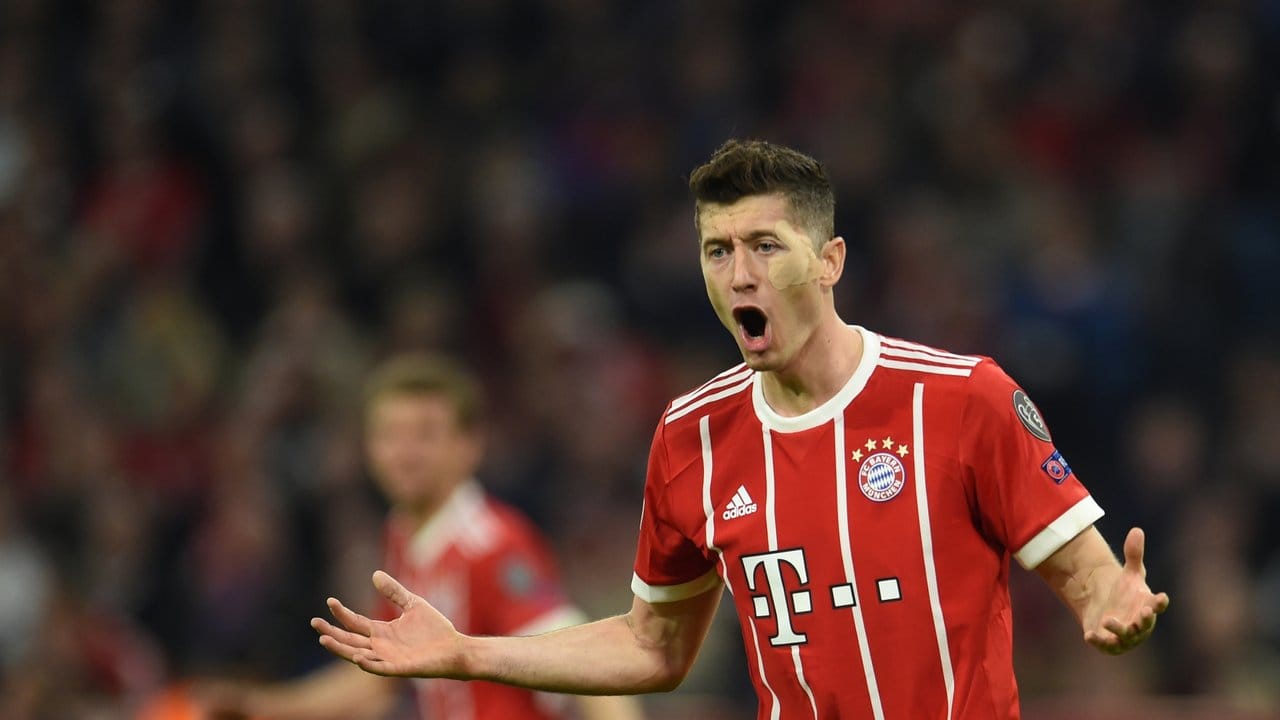 Bayern-Torjäger Robert Lewandowski trauert einer vergebenen Torchance nach.