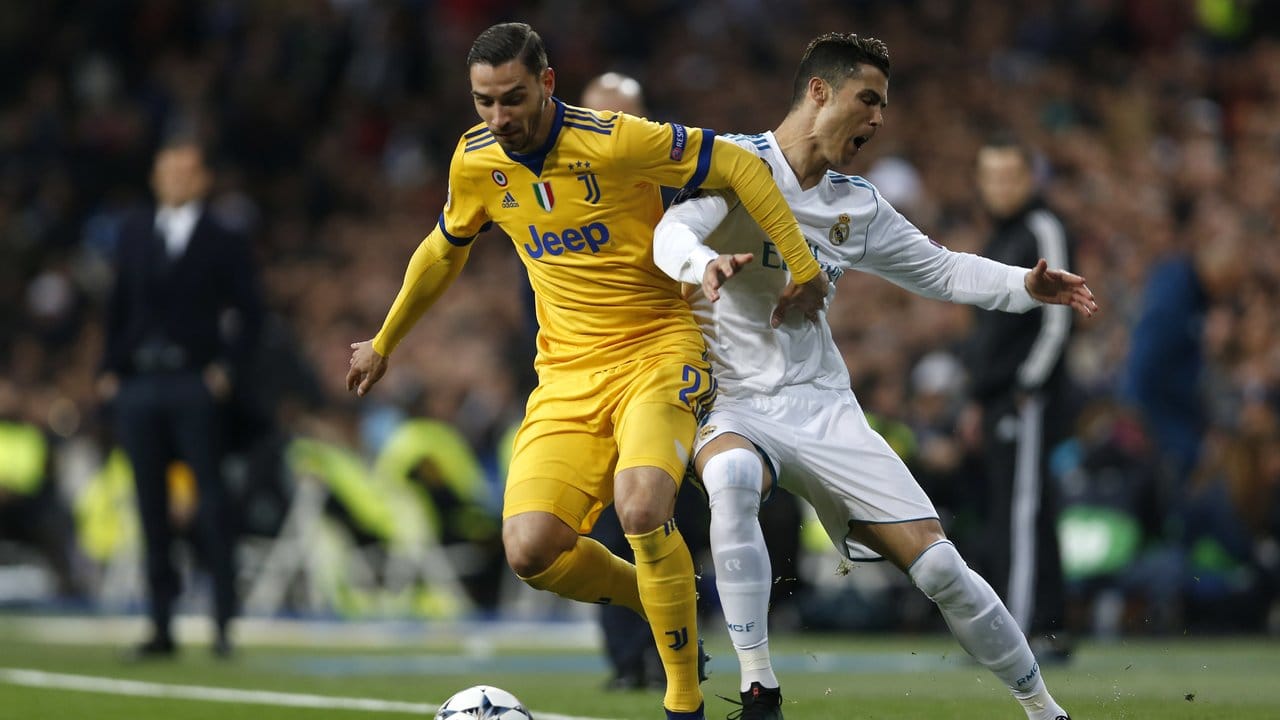 Real-Star Cristiano Ronaldo (r) beim Zweikampf mit dem Turiner Mattia De Sciglio. Real-Star Cristiano Ronaldo (r) beim Zweikampf mit dem Turiner Mattia De Sciglio.