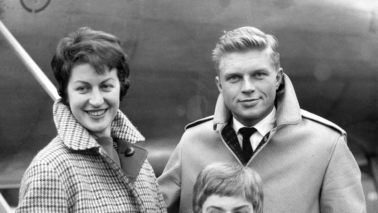 Hardy Krüger ist 1957 mit seiner ersten Frau Renate Densow und der gemeinsamen Tochter Christiane nach London zur Premiere von "Einer kam durch" geflogen.