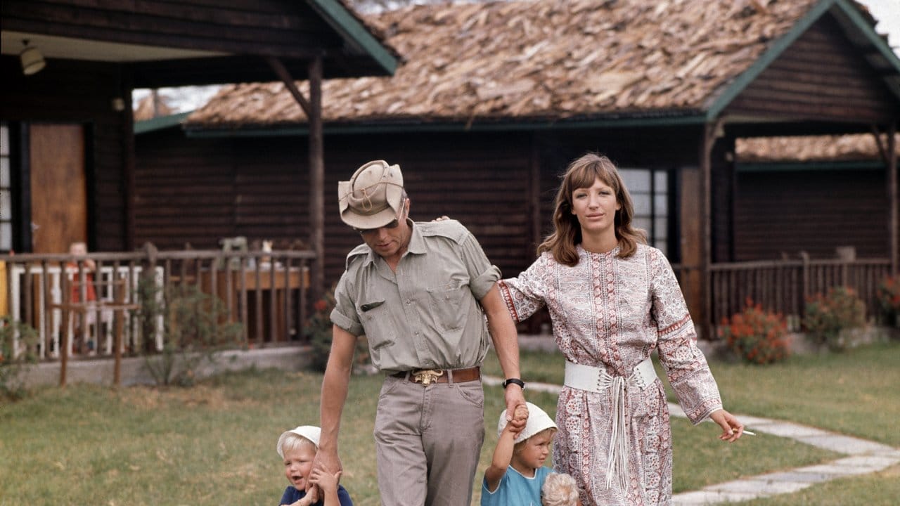 Hardy Krüger mit seiner zweiten Ehefrau Francesca und den Kindern Hardy (l) und Malaika auf seiner Farm in Tansania.
