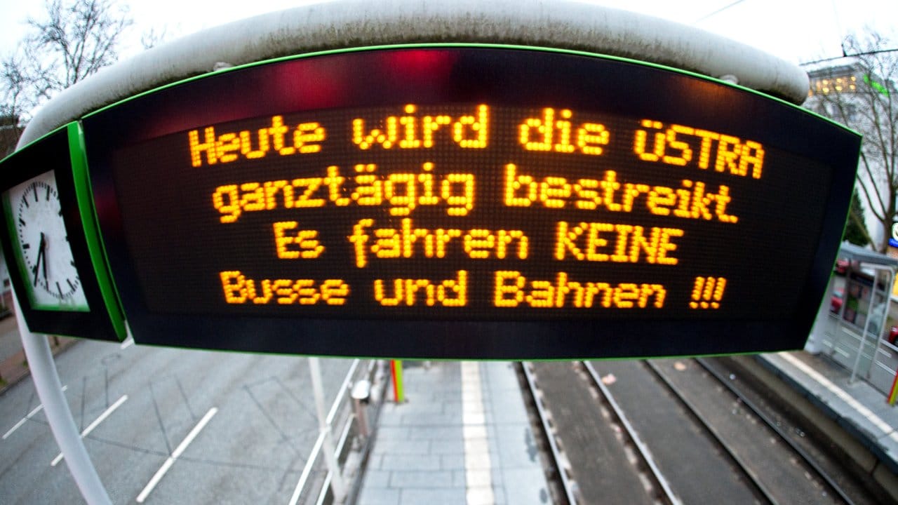 Die Anzeigetafel weist auf den ganztägigen Streik der Mitarbeitern der hannoverschen Verkehrsbetriebe Üstra hin.