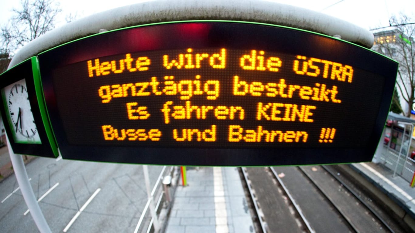 Die Anzeigetafel weist auf den ganztägigen Streik der Mitarbeitern der hannoverschen Verkehrsbetriebe Üstra hin.