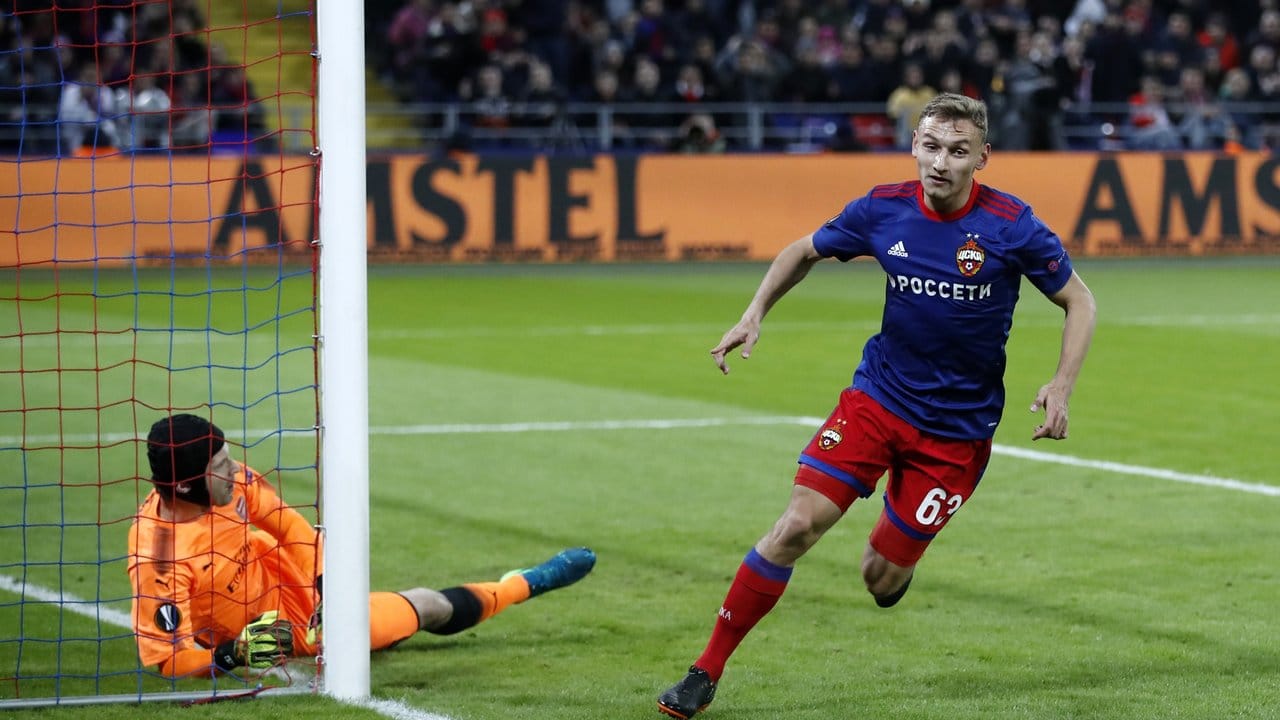 Fedor Schalow (r) von ZSKA Moskau jubelt nach seinem Eröffnungstor gegen den FC Arsenal. Fedor Schalow (r) von ZSKA Moskau jubelt nach seinem Eröffnungstor gegen den FC Arsenal.