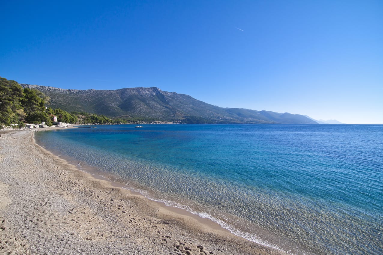 Türkisblaues Wasser und traumhafte Strände finden Urlauber an der kroatischen Adria.