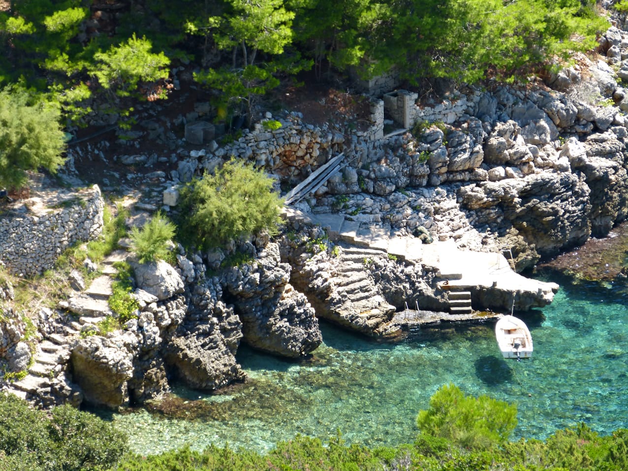 Die steinigen, aber ruhig gelegenen Felsbuchten in Orebić können Sie mit einem Motorboot ansteuern.