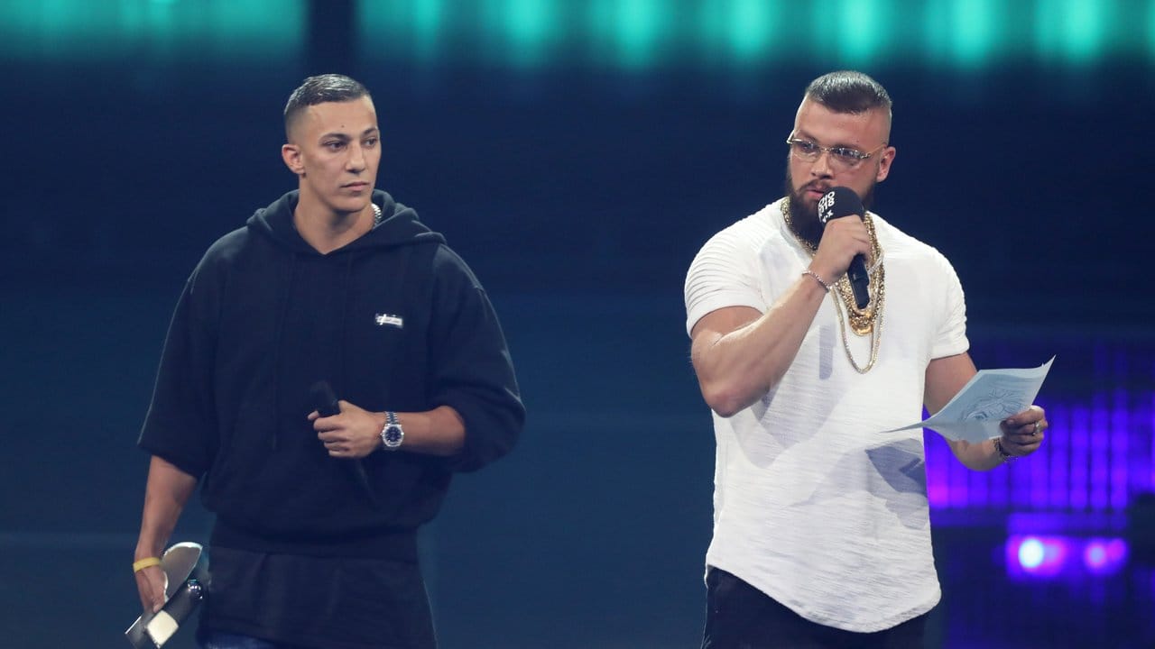 Farid Bang und Kollegah mit seiner Campino-Karikatur.