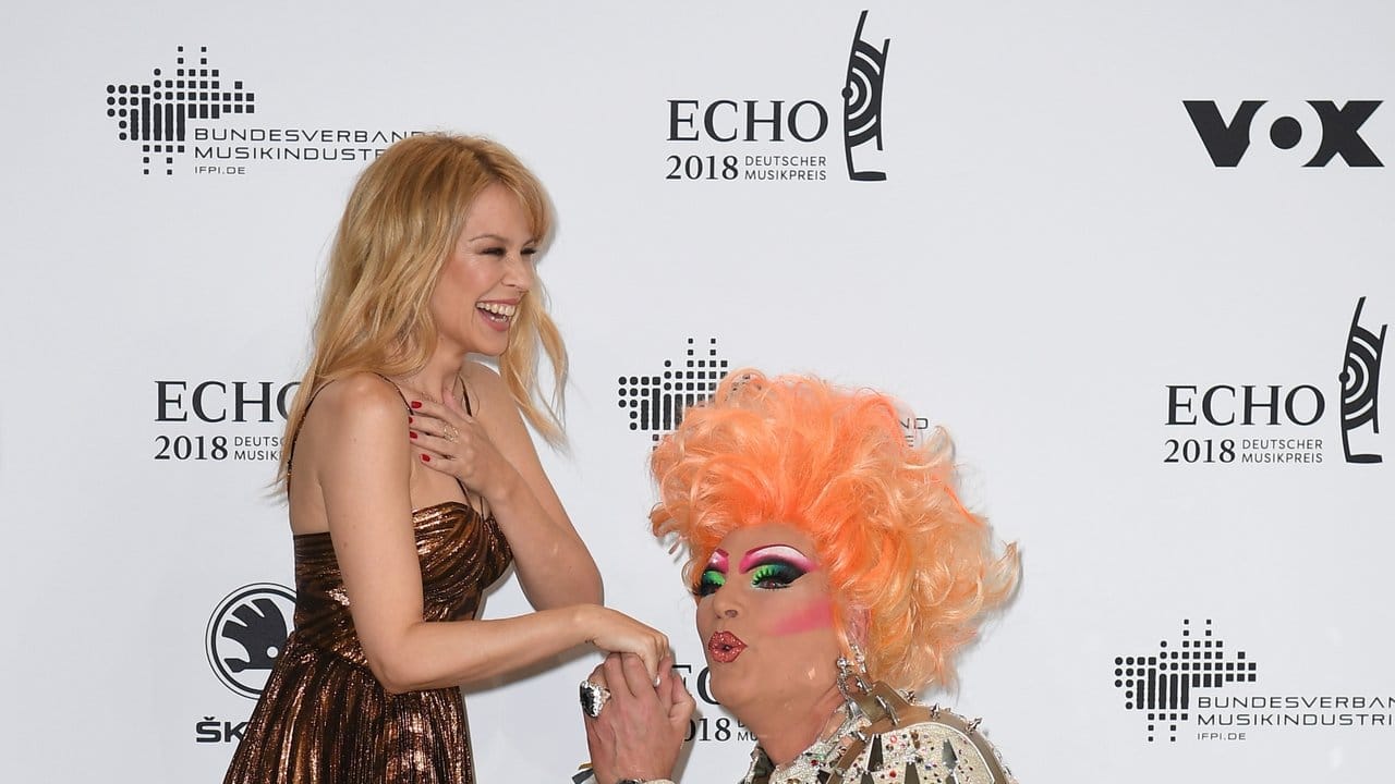 Zum Niederknien: Travestie-Star Olivia Jones machte Kylie Minogue scherzhaft einen Heiratsantrag.