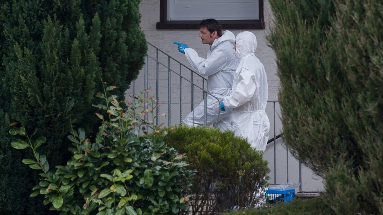 Beamte der Spurensicherung untersuchen den Eingang des Hauses, in dessen Garage eine zerstückelte Frauenleiche entdeckt worden war. Beamte der Spurensicherung untersuchen den Eingang des Hauses, in dessen Garage eine zerstückelte Frauenleiche entdeckt worden war.