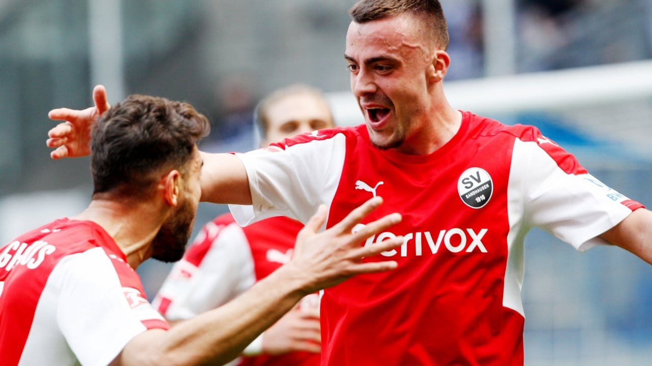 Sandhausens Philipp Förster (r) jubelt über sein Tor zum 1:0 gegen den MSV mit Nejmeddin Daghfous. Sandhausens Philipp Förster (r) jubelt über sein Tor zum 1:0 gegen den MSV mit Nejmeddin Daghfous.